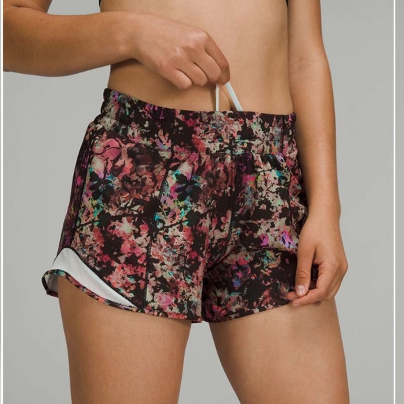 Lululemon hotty hot low rise lined short 4” size 6 - Picture 3 of 8